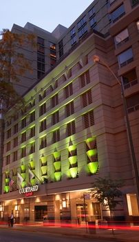 Courtyard by Marriott Chicago - River North